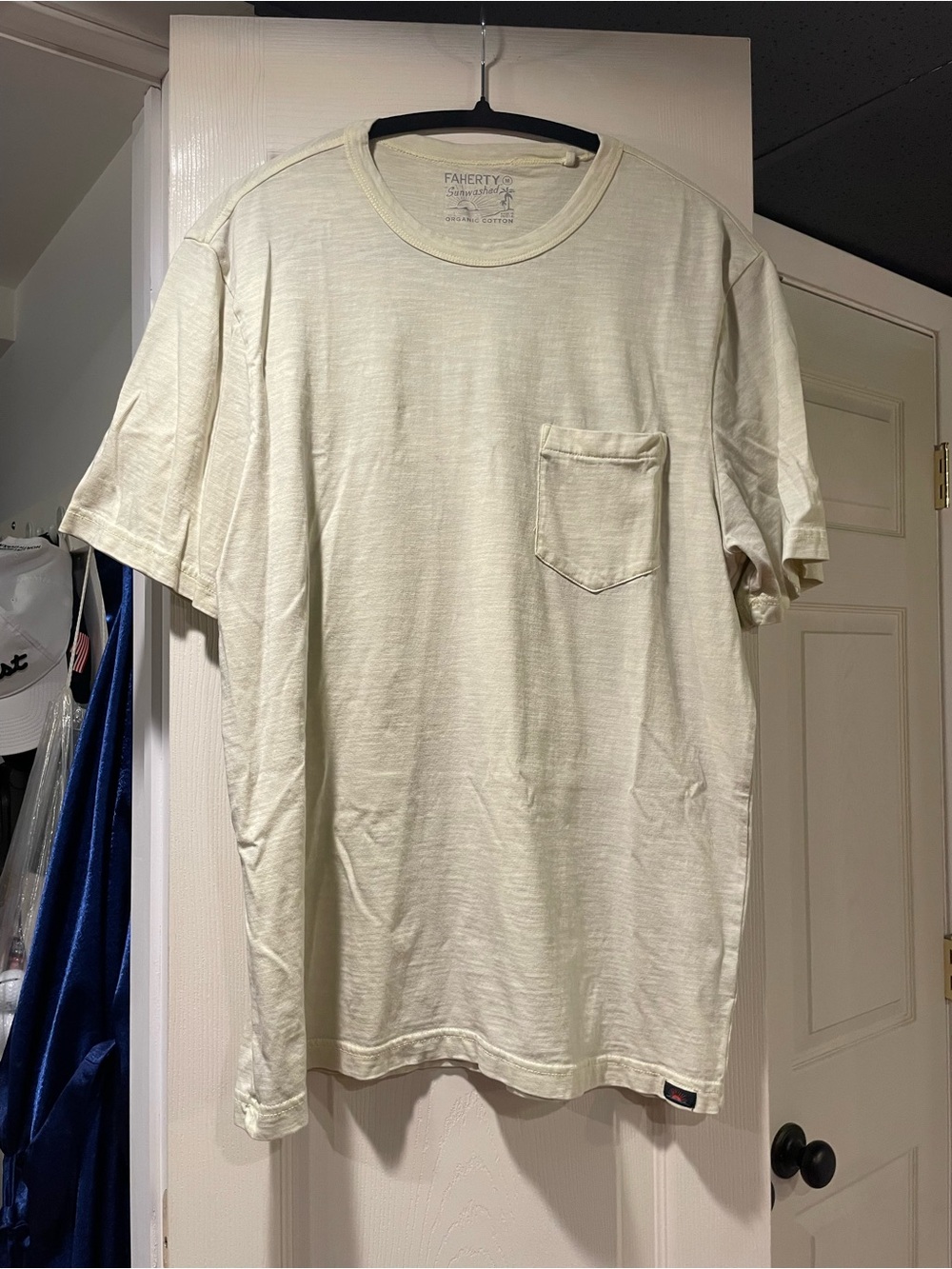 Faherty Men’s Medium Sunwashed Organic Cotton Pocket Tee Cream Yellow
